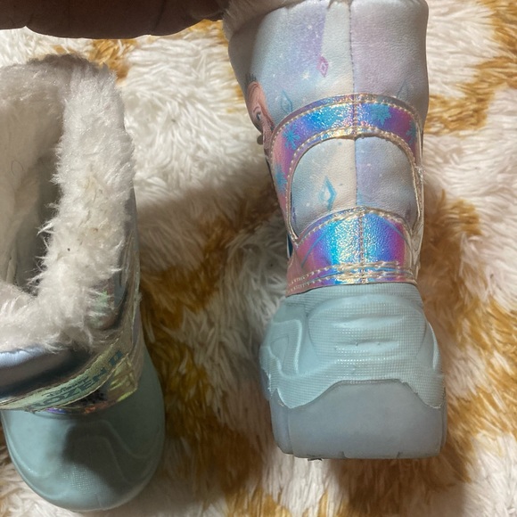 Light up Frozen/Disney fur and rubber rain boots - Picture 4 of 12